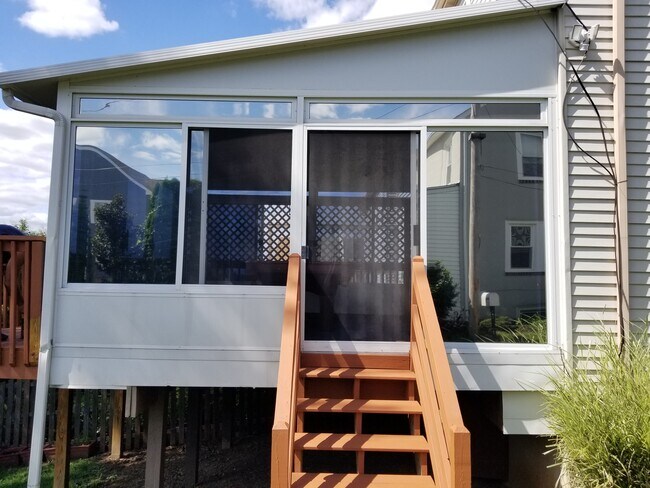 Building Photo - 445 W 6th Ave