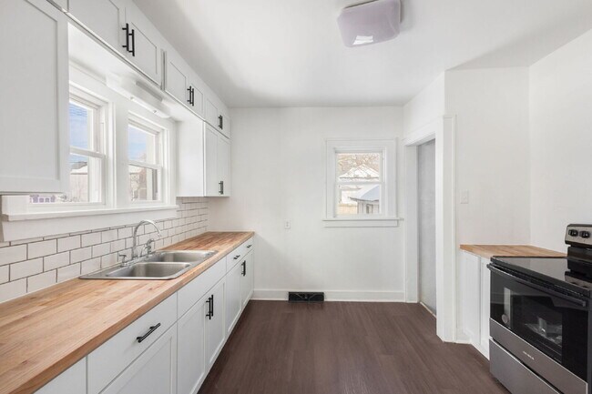 Building Photo - NOW AVAILABLE.  Fully remodeled...