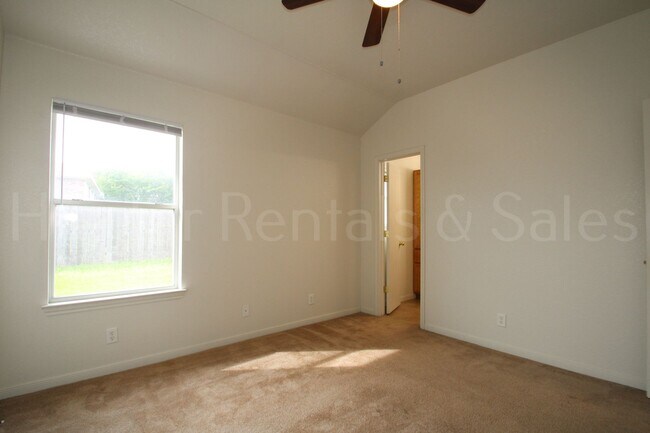 Building Photo - Rent Me Now!
