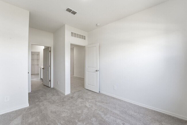 Building Photo - Modern Litchfield Park Home | 4 Bed, RV Gate + Open Kitchen