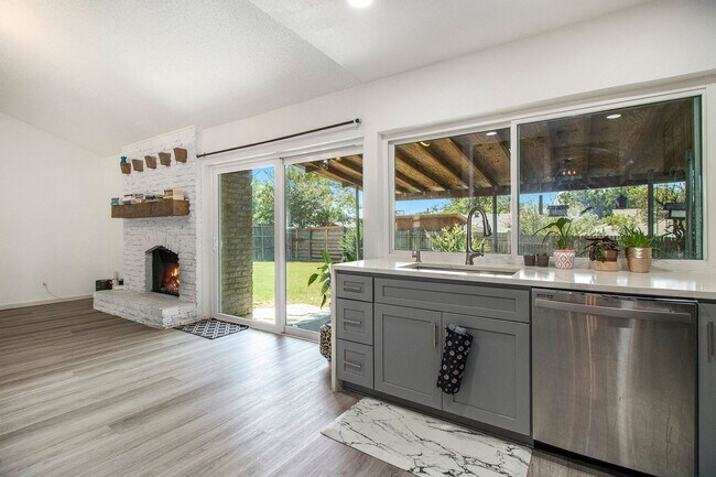 Building Photo - This charming home in Carrollton, Texas, i...