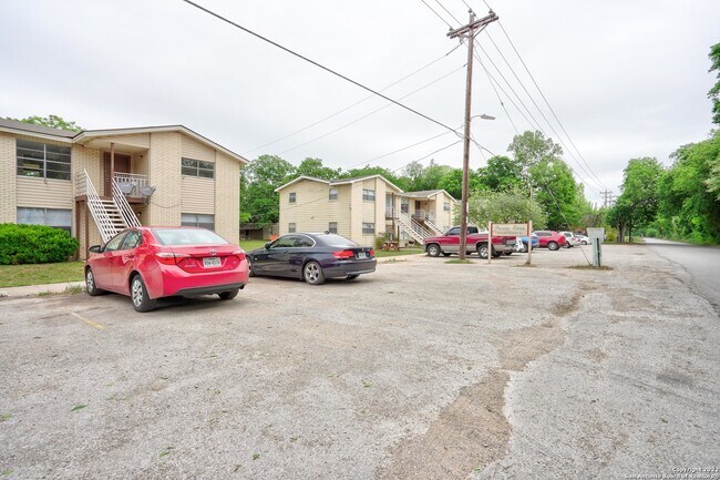 Building Photo - 724 Old Martindale Rd