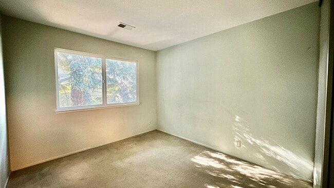 Building Photo - Incredibly Peaceful Apartment in an Urban Oasis in Emeryville!