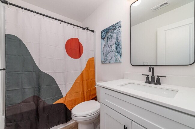 Building Photo - Comfortable & cozy Charlotte Townhouse 10 min from uptown