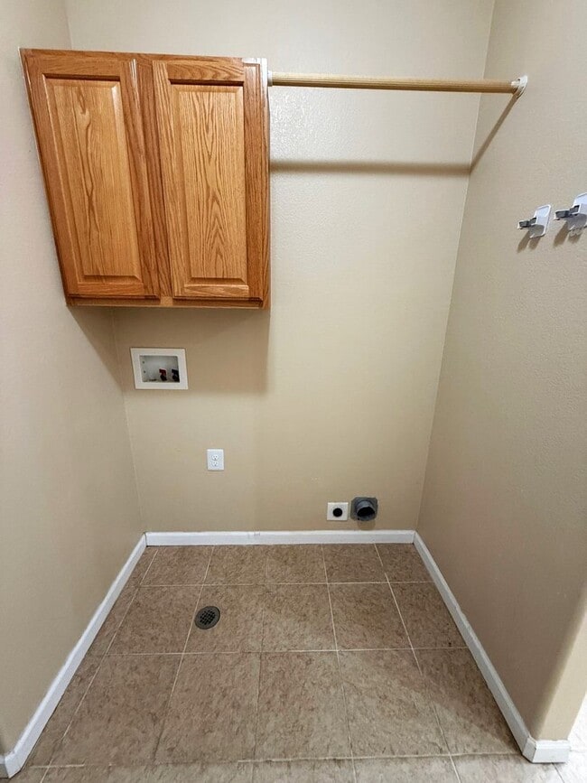 Building Photo - Gorgeous 4 bedroom with Triple Garage