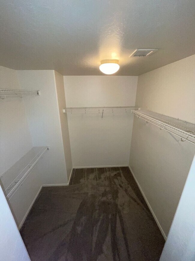 Building Photo - 5707 S 31st Dr