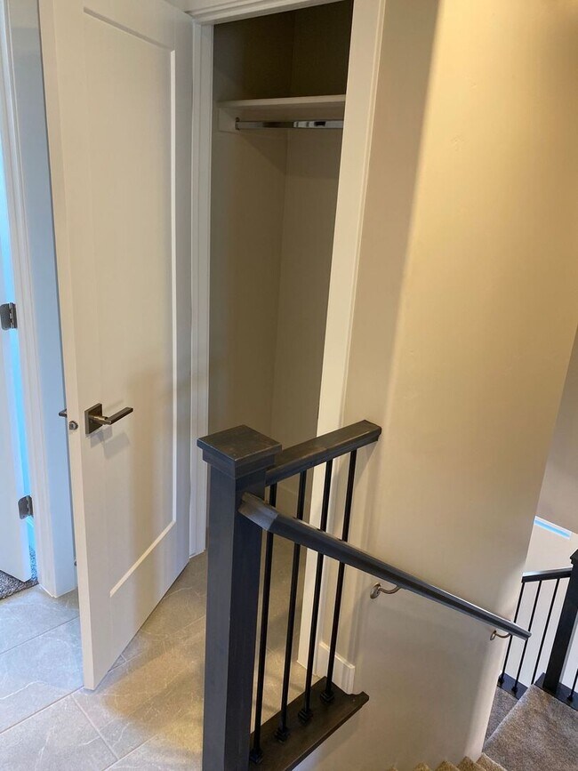 Building Photo - Red Mountain Vista Town Home, End Unit