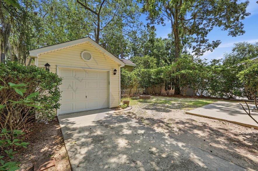 Building Photo - 65 Westbury Way