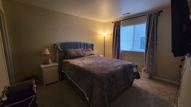 Building Photo - Amazing 3 br 2 bath ONE LEVEL home on full...