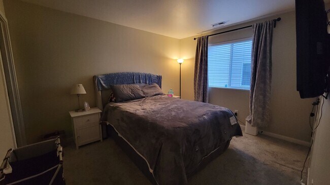 Building Photo - Amazing 3 br 2 bath ONE LEVEL home on fully fenced large lot on cul de sac!