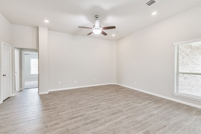 Building Photo - 419 Lazy Ln