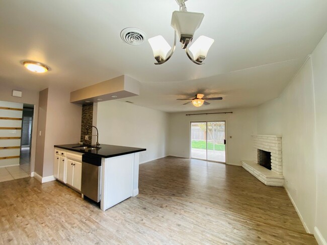 Building Photo - $2,100 Charming 3 Bedroom Home With 2 Livi...