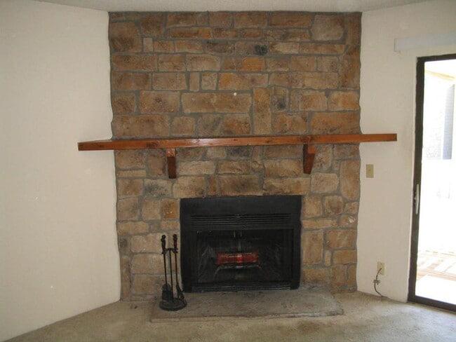 Building Photo - Awesome 1 - Bedroom / 1-Bath Penthouse Uni...