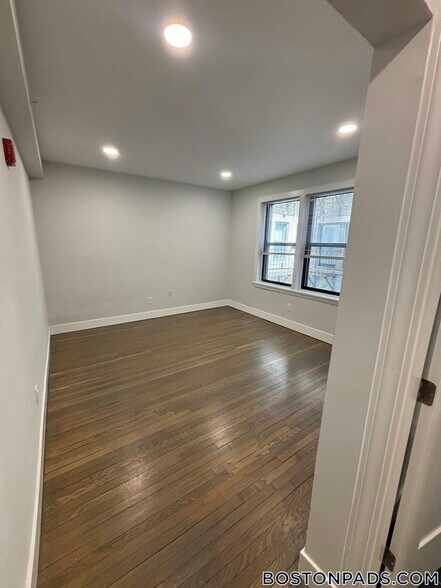 Building Photo - 19 Peterborough St