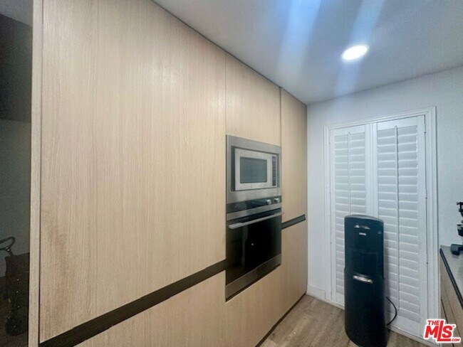 Building Photo - 7217 Marina Pacifica Dr S