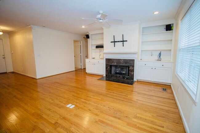 Building Photo - Charming 3 Bedroom, 2 Bathroom in Rosewood - Available May 2026!