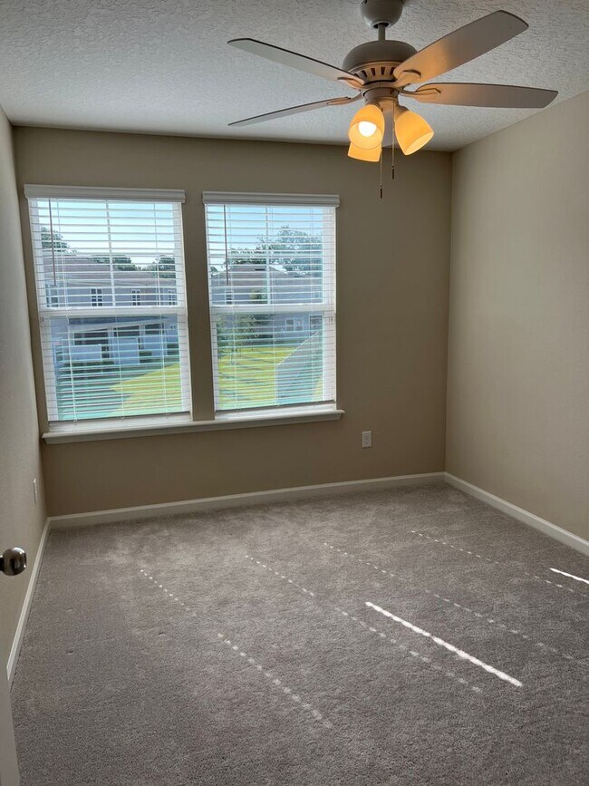 Building Photo - Newer Home just Minutes from Beach and May...