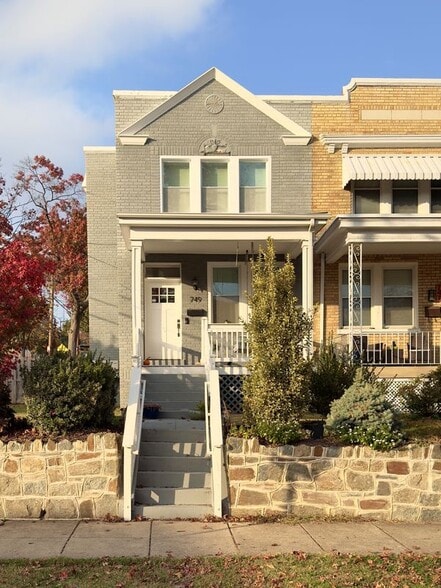 Building Photo - 749 Hamilton St