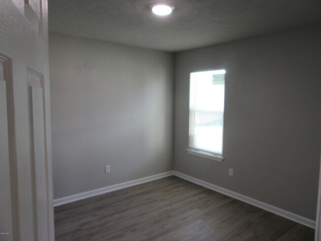 Building Photo - 1302 Grace Ave