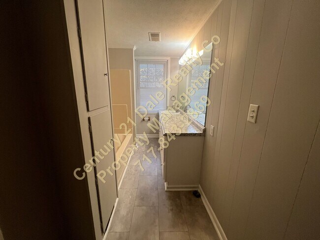 Building Photo - 1414 S George St