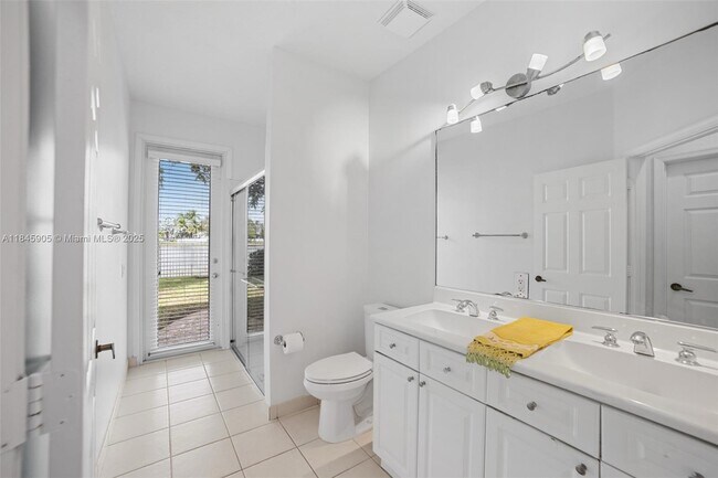 Building Photo - 896 Marina Dr