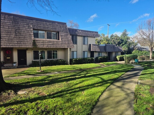 Building Photo - 3 Bedroom 2.5 Bath Carmichael Condo