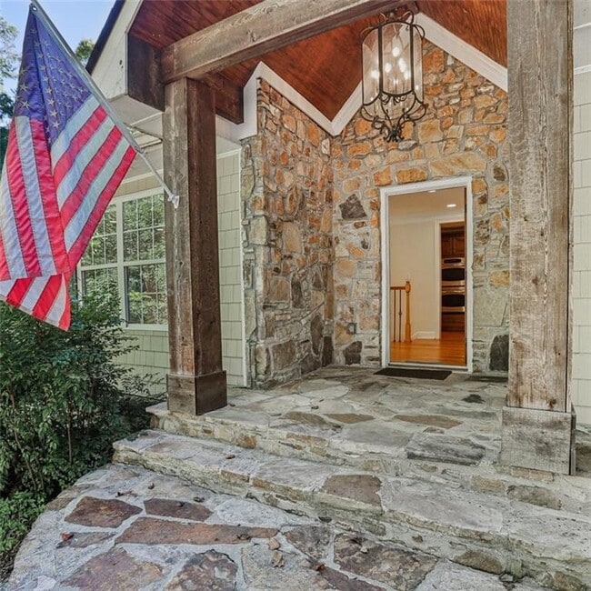 Building Photo - 3859 Peachtree Dunwoody Rd