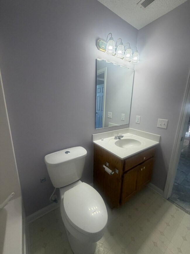 Building Photo - 3560 Oleander Dr