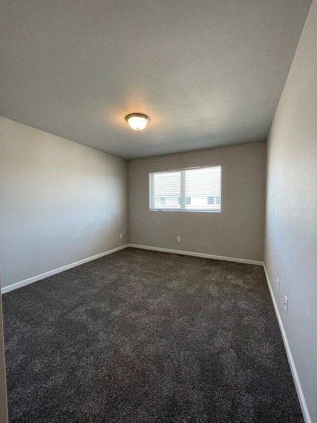 Building Photo - Beautiful 3 Bedroom Townhome in South Bismarck!