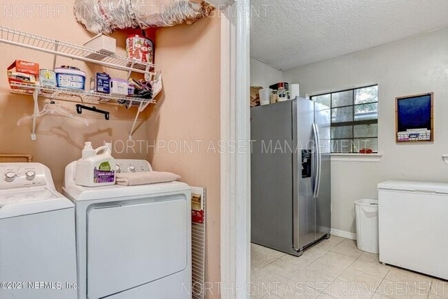 Building Photo - Cute 2BR 1BA Home w/ Stainless Kitchen • Fenced Yard in Jacksonville