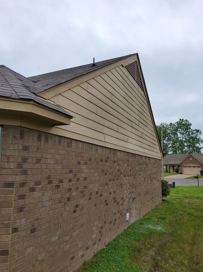 Building Photo - Modern Southaven Home with Two-Car Garage