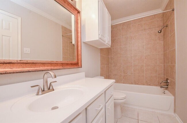 Building Photo - 940 Wycliffe Dr