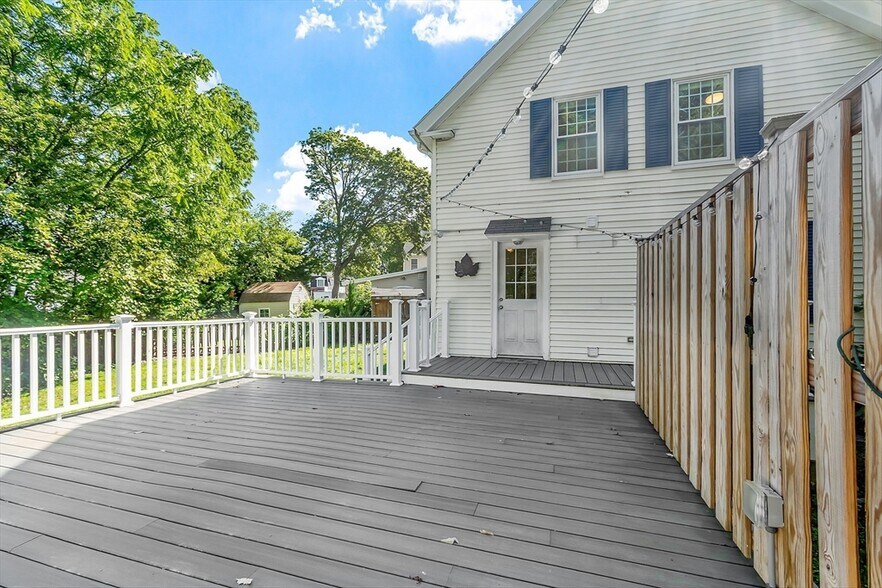 Building Photo - 9 Maple Ct