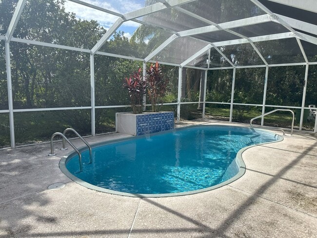 Building Photo - Palm Harbor Pool Home!