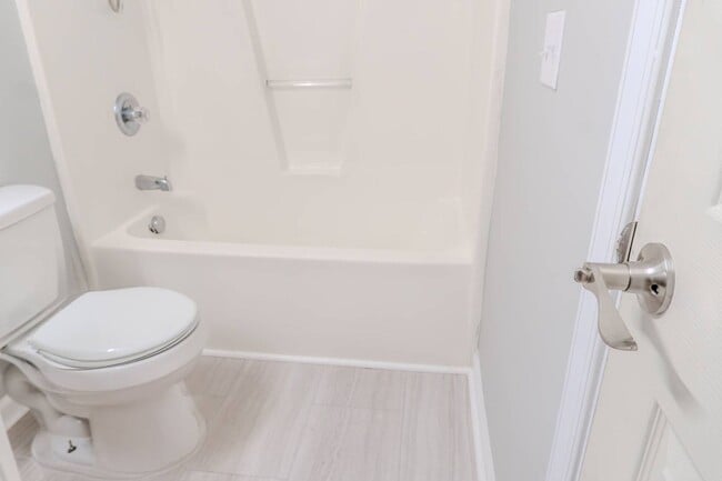 Building Photo - Charming Portsmouth Home with Spacious Backyard