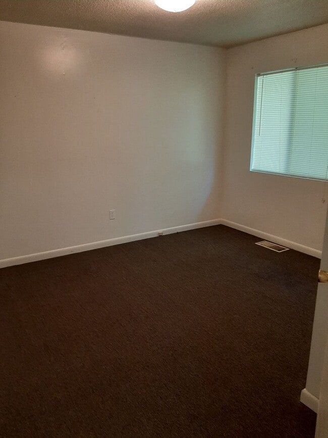 Building Photo - 2 Bedroom, 1 Bath House