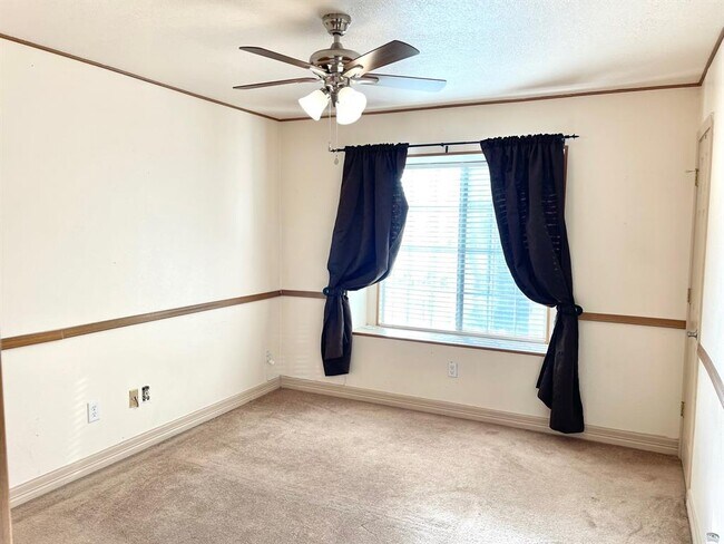 Building Photo - 3258 Meadway Dr