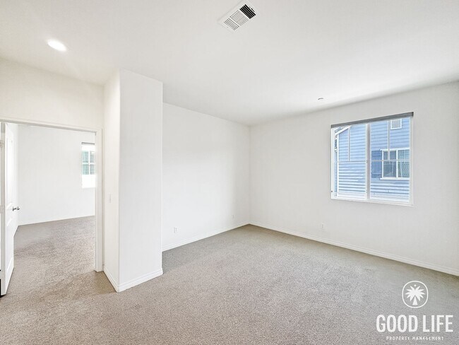 Building Photo - Beautiful 3B/2.5BA Townhouse in Imperial Beach with Loft, Private Patio & 2-Car Garage