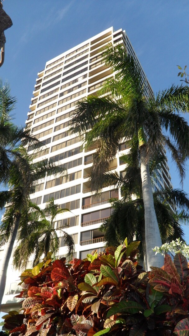 Building Photo - **REGENCY AT KAHALA 3BD/2BA/1PK CONDO FOR RENT**
