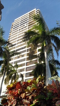 Building Photo - **REGENCY AT KAHALA 3BD/2BA/1PK CONDO FOR RENT**