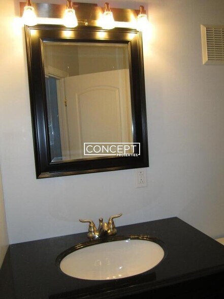 Building Photo - 17 Bow St