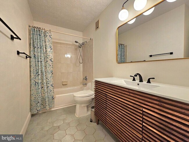 Building Photo - 7660 Willow Point Dr