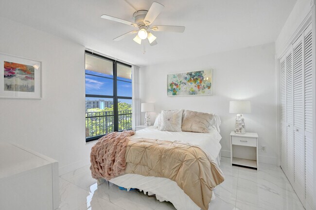 Building Photo - 6 Royal Palm Way