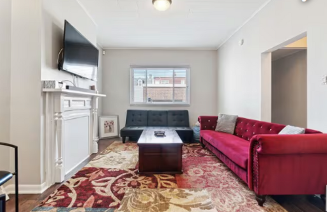 Primary Photo - Newly Renovated 2 Bed, 1 Bath Home - Centr...