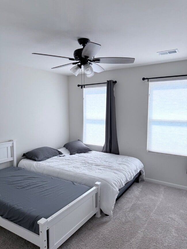 Building Photo - "Charming Coastal Retreat: 3-Bedroom on Is...