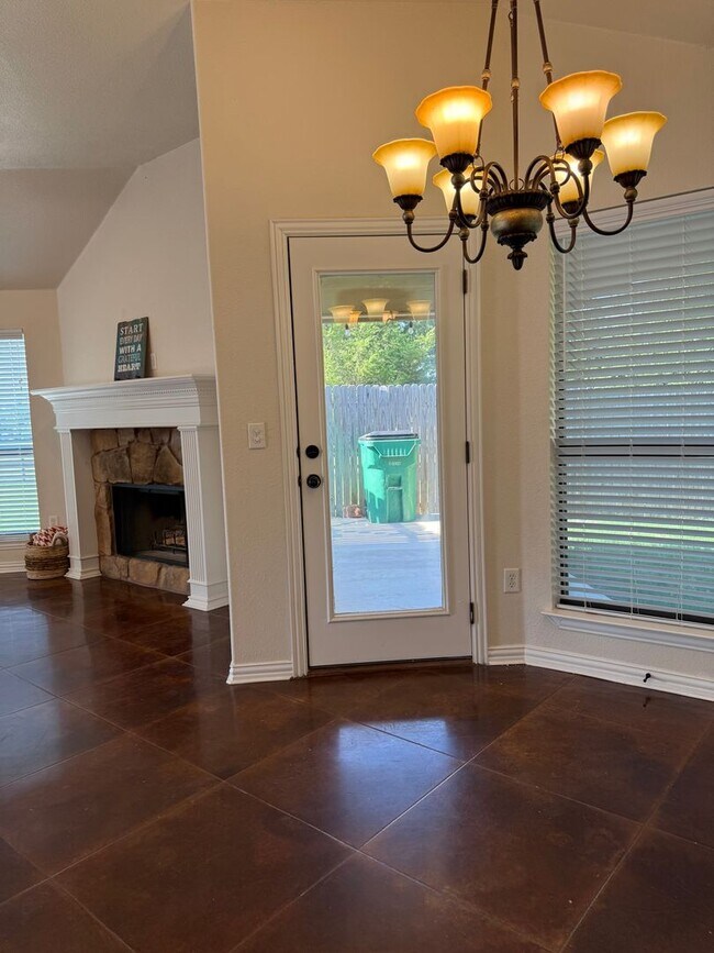 Building Photo - Four bedroom home located in prime neighbo...