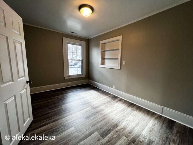 Building Photo - 1113 W Webb Ave
