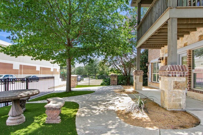 Building Photo - * MOVE IN SUMMER 7/25/2027 * 5 Bed 3 Bath Walk to TCU Light Housekeeping Included