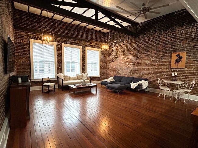 Building Photo - 20 W Oglethorpe Ave