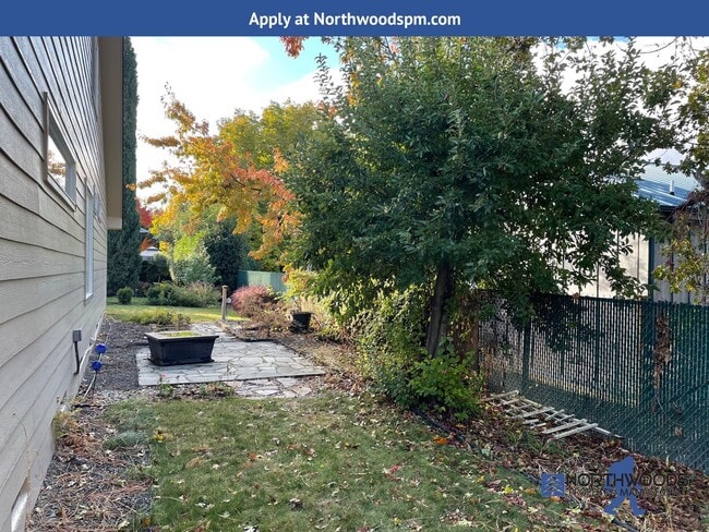 Building Photo - Lots of Room- 3 Bedroom 2 Bath Home with B...